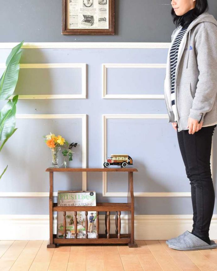 マガジンラック アンティーク家具 小さなアンティーク家具、サイドテーブルとして使える便利な天板付きのマガジンラック。使いやすさNo.1!便利なアンティークどこのお家でも使っているマガジンラックも、アンティークだったらデザインが素敵だから、なんだかオシャレに使えます。(j-2198-f)