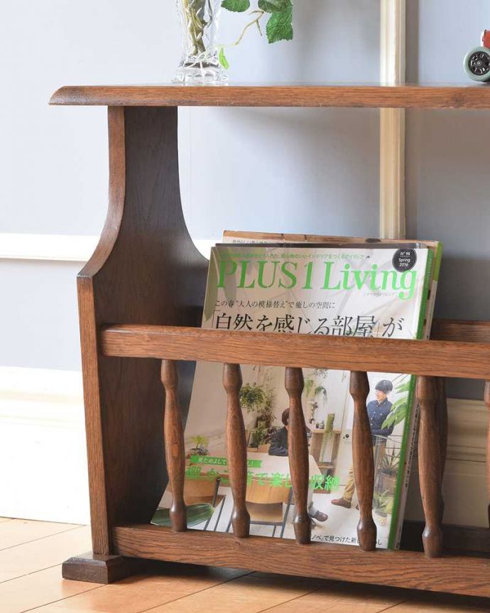 マガジンラック アンティーク家具 小さなアンティーク家具、サイドテーブルとして使える便利な天板付きのマガジンラック。ちょっと置いておきたい…をキレイに収納新聞や雑誌など、ついついテーブルの上に置いてしまって雑多に見えるものが、コレさえあればキレイに収納出来てお部屋もスッキリ見えるんです。(j-2198-f)
