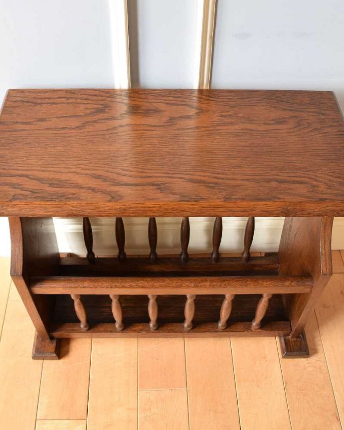 マガジンラック アンティーク家具 小さなアンティーク家具、サイドテーブルとして使える便利な天板付きのマガジンラック。雑誌を入れる部分もキレイに修復しましたアンティークは新品ではないので経年変化によるキズはありますが、専門の職人がキレイにお直ししました。(j-2198-f)