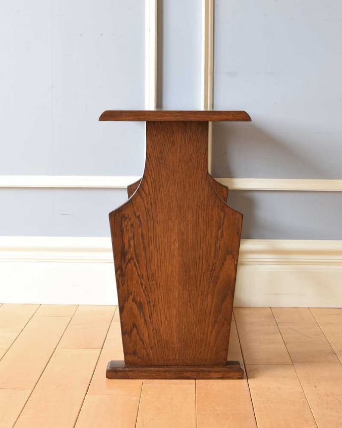 マガジンラック アンティーク家具 小さなアンティーク家具、サイドテーブルとして使える便利な天板付きのマガジンラック。横から見ると・・・360度、どの角度から見てもキレイに仕上がっています。(j-2198-f)