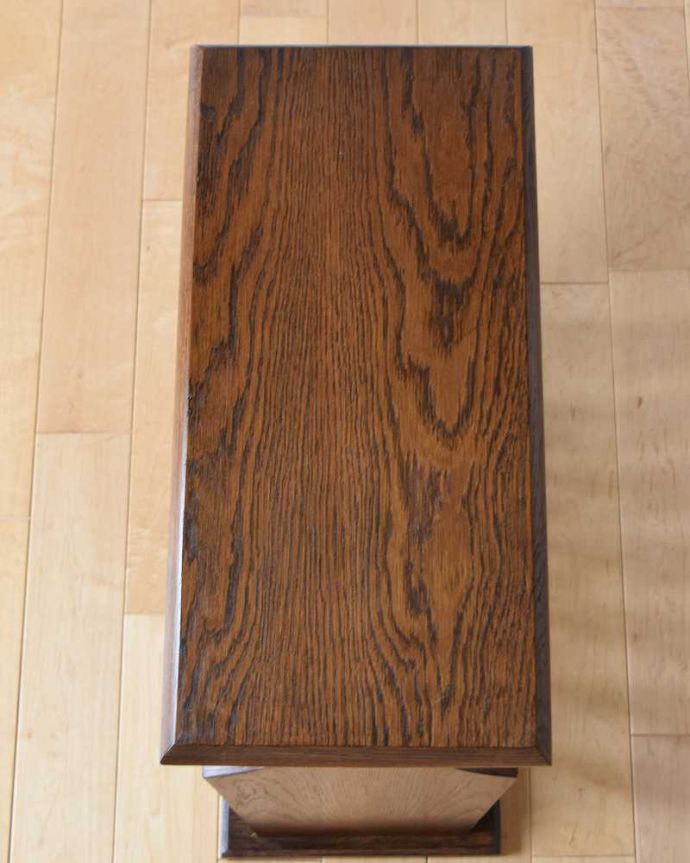 マガジンラック アンティーク家具 小さなアンティーク家具、サイドテーブルとして使える便利な天板付きのマガジンラック。ココも使えてさらに便利読みかけの本やお茶が置ける天板付き。(j-2198-f)