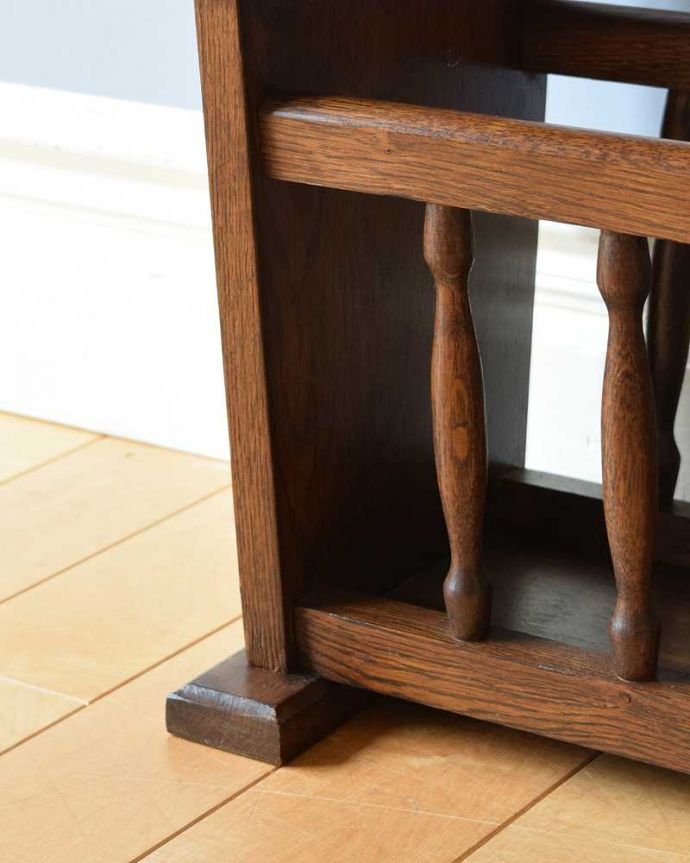 マガジンラック アンティーク家具 小さなアンティーク家具、サイドテーブルとして使える便利な天板付きのマガジンラック。持ち上げなくても移動ラクラクHandleのアンティーク家具の足の裏にはフェルトキーパーをお付けしています。(j-2198-f)