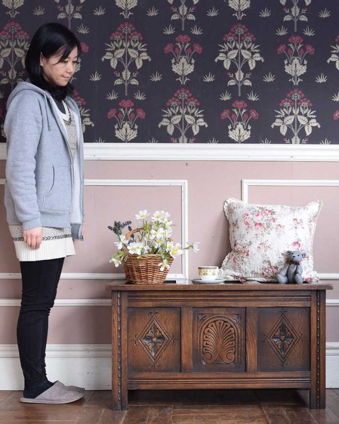 ブランケットボックス・収納ボックス　アンティーク家具　贅沢に彫りがたっぷり刻まれた、英国アンティークの木製コファ。いろんな場所で便利に使えるアンティーク家具の中で一番基本となるブランケットボックス。(j-2199-f)