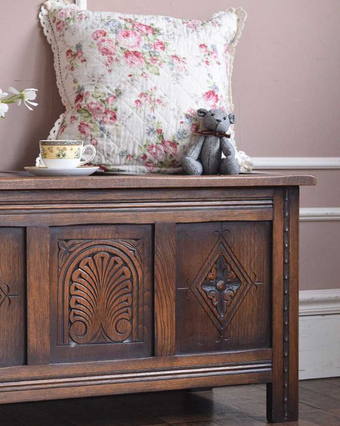 ブランケットボックス・収納ボックス　アンティーク家具　贅沢に彫りがたっぷり刻まれた、英国アンティークの木製コファ。アンティークらしい彫りの美しさが魅力豪華な彫りの美しさがアンティークらしい雰囲気。(j-2199-f)