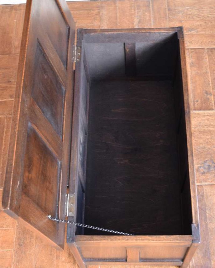 ブランケットボックス・収納ボックス　アンティーク家具　贅沢に彫りがたっぷり刻まれた、英国アンティークの木製コファ。フタを開くと･･･本やクッション、ブランケットなど、リビングで散らかっているものをたっぷり収納できます。(j-2199-f)