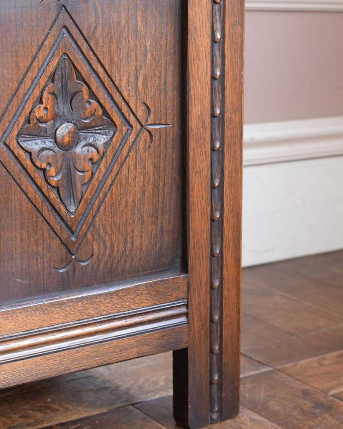 ブランケットボックス・収納ボックス　アンティーク家具　贅沢に彫りがたっぷり刻まれた、英国アンティークの木製コファ。女性1人でラクラク運べちゃう仕掛けHandleのアンティークは、脚の裏にフェルトキーパーをお付けしています。(j-2199-f)