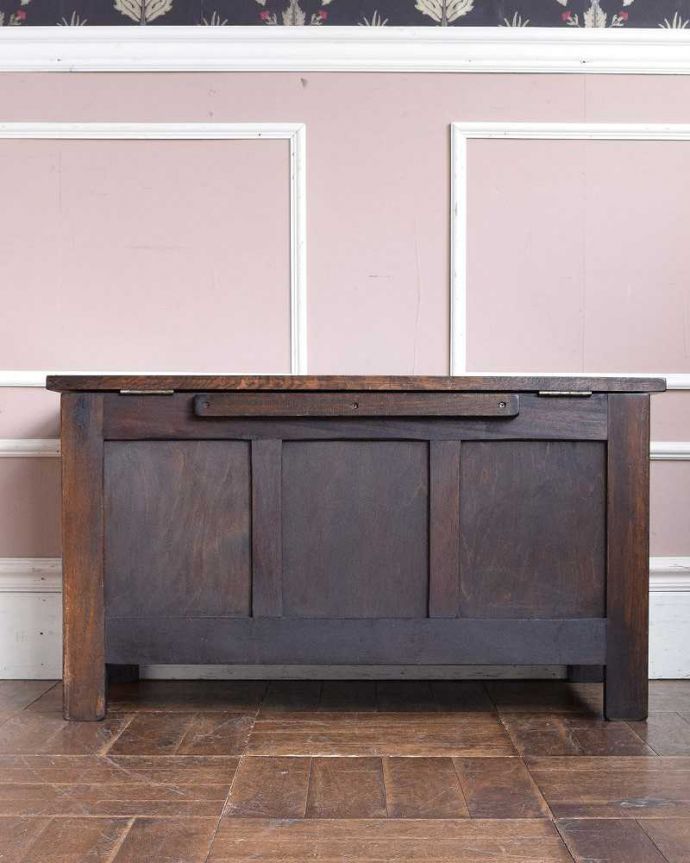 ブランケットボックス・収納ボックス　アンティーク家具　贅沢に彫りがたっぷり刻まれた、英国アンティークの木製コファ。後ろ姿も見て下さい。(j-2199-f)