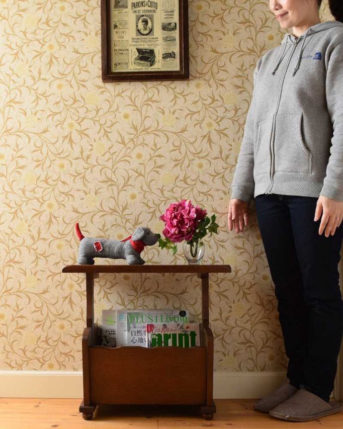 マガジンラック アンティーク家具 サイドテーブルになる大きな天板付きの便利なアンティーク家具、マガジンラック。使いやすさNo.1!便利なアンティークどこのお家でも使っているマガジンラックも、アンティークだったらデザインが素敵だから、なんだかオシャレに使えます。(j-2200-f)