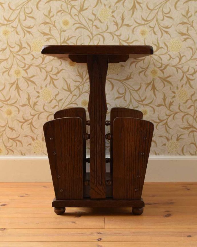 マガジンラック アンティーク家具 サイドテーブルになる大きな天板付きの便利なアンティーク家具、マガジンラック。横から見ると・・・360度、どの角度から見てもキレイに仕上がっています。(j-2200-f)