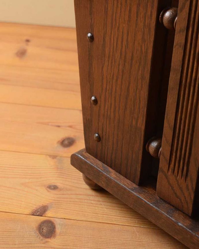 マガジンラック アンティーク家具 サイドテーブルになる大きな天板付きの便利なアンティーク家具、マガジンラック。持ち上げなくても移動ラクラクHandleのアンティーク家具の足の裏にはフェルトキーパーをお付けしています。(j-2200-f)