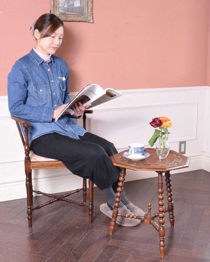 アンティークのテーブル　アンティーク家具　ボビンレッグが美しい英国アンティーク家具、オケージョナルテーブル。どんな場所でも便利に使える小さなテーブルそもそも「オケージョナル」とは「便利に使える」と言う意味。(j-2201-f)