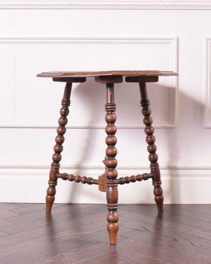 アンティークのテーブル　アンティーク家具　ボビンレッグが美しい英国アンティーク家具、オケージョナルテーブル。こちら側も、もちろんキレイです！アンティークは新品ではないので、もちろん経年変化によるキズはありますが、専門の職人がキレイにお直しをしているので、どの角度から見てもキレイです。(j-2201-f)