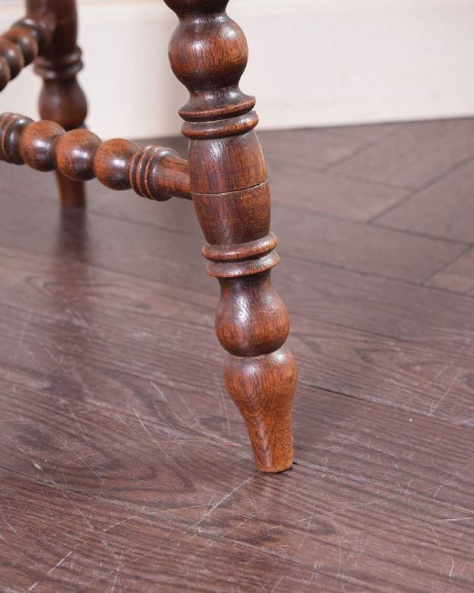 アンティークのテーブル　アンティーク家具　ボビンレッグが美しい英国アンティーク家具、オケージョナルテーブル。持ち上げなくても移動できます！Handleのアンティークは、脚の裏にフェルトキーパーをお付けしていますので、床を滑らせてれば移動が簡単です。(j-2201-f)