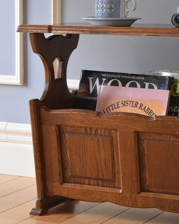 マガジンラック　アンティーク家具　フランスから届いた小さなアンティーク家具、和室にも合うマガジンラック。ちょっと置いておきたい…をキレイに収納新聞や雑誌など、ついついテーブルの上に置いてしまって雑多に見えるものが、コレさえあればキレイに収納出来てお部屋もスッキリ見えるんです。(j-2202-f)