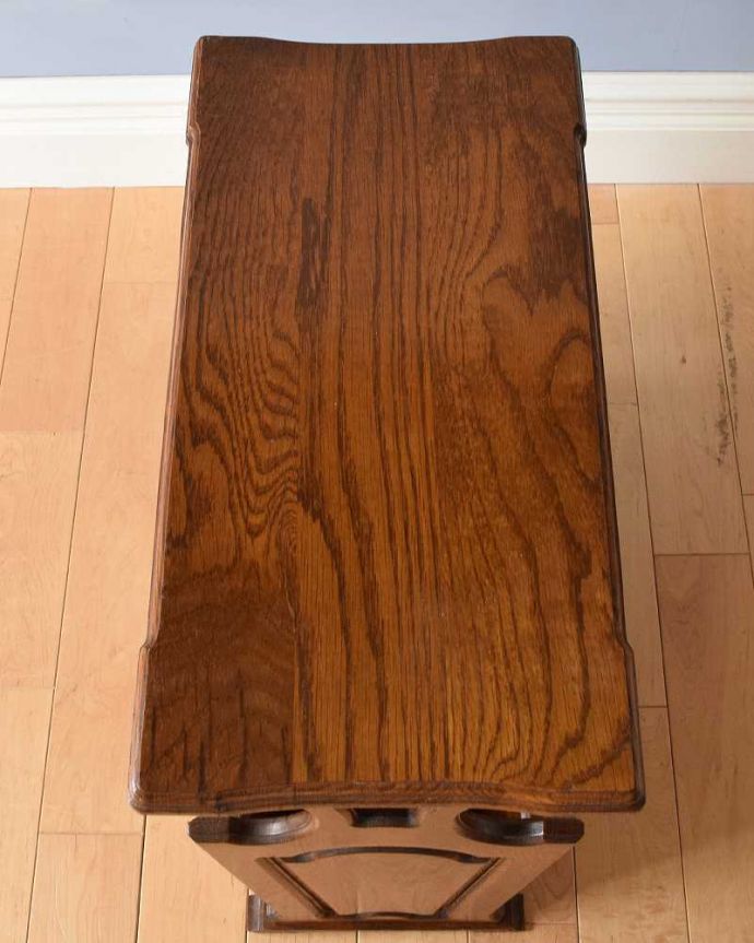 マガジンラック　アンティーク家具　フランスから届いた小さなアンティーク家具、和室にも合うマガジンラック。ココも使えてさらに便利読みかけの本やお茶が置ける天板付き。(j-2202-f)