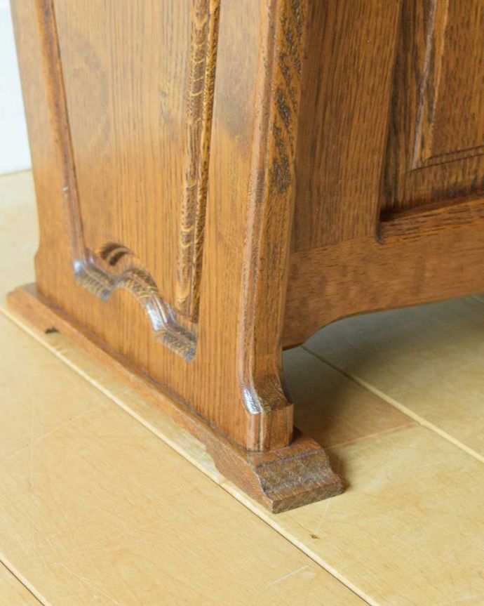 マガジンラック　アンティーク家具　フランスから届いた小さなアンティーク家具、和室にも合うマガジンラック。持ち上げなくても移動ラクラクHandleのアンティーク家具の足の裏にはフェルトキーパーをお付けしています。(j-2202-f)