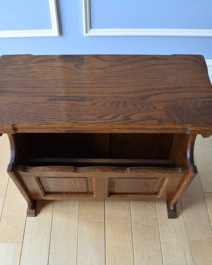 マガジンラック　アンティーク家具　フランスから届いた小さなアンティーク家具、和室にも合うマガジンラック。雑誌を入れる部分もキレイに修復しましたアンティークは新品ではないので経年変化によるキズはありますが、専門の職人がキレイにお直ししました。(j-2202-f)