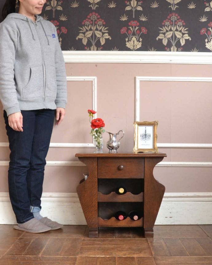 めずらしい家具　アンティーク家具　フランス輸入のお洒落なアンティーク家具、引き出し付きのワインラック（６本用）。優雅な気分にしてくれるワインラックが付いた家具どこにでも置けるコンパクトサイズのワインラック。(j-2204-f)