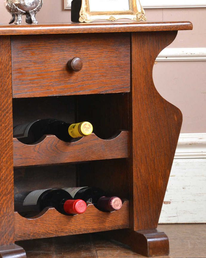 めずらしい家具　アンティーク家具　フランス輸入のお洒落なアンティーク家具、引き出し付きのワインラック（６本用）。ボトルをしっかり収納してくれますワインを飲む方も飲まない方も、お洒落なデザインのワインラックがお部屋の中にあるだけで、なんだかワクワクです。(j-2204-f)