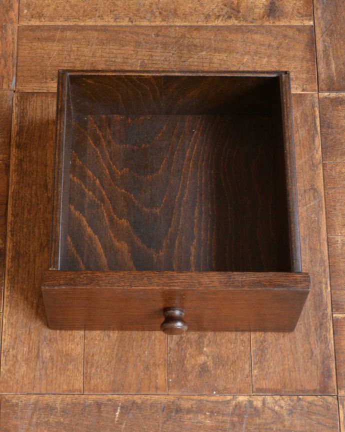 めずらしい家具　アンティーク家具　フランス輸入のお洒落なアンティーク家具、引き出し付きのワインラック（６本用）。コレは便利！引き出し付きです細々としたものが収納出来る引き出しも付いています。(j-2204-f)