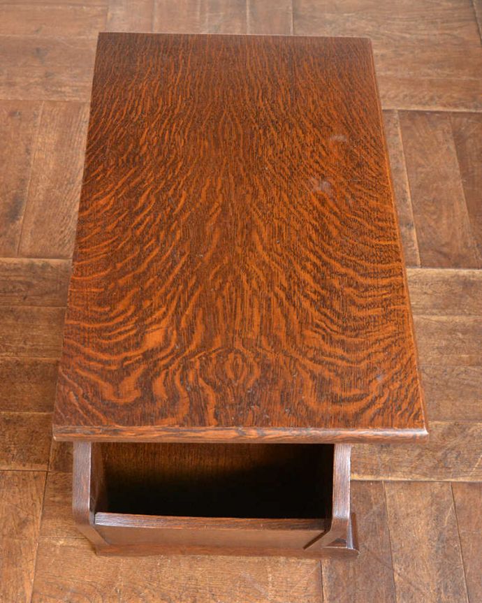 めずらしい家具　アンティーク家具　フランス輸入のお洒落なアンティーク家具、引き出し付きのワインラック（６本用）。ココも使えてさらに便利上から見るとこんな感じです。(j-2204-f)