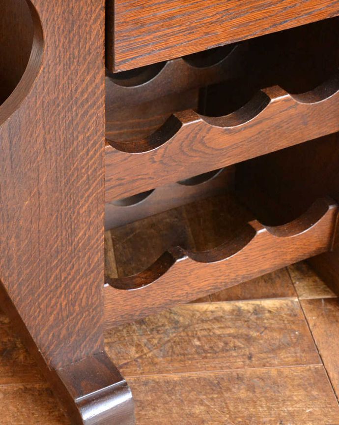 めずらしい家具　アンティーク家具　フランス輸入のお洒落なアンティーク家具、引き出し付きのワインラック（６本用）。中はこんな感じアンティークは新品ではないので、もちろん経年変化によるキズはありますが、専門の職人が修復したのでキレイです。(j-2204-f)