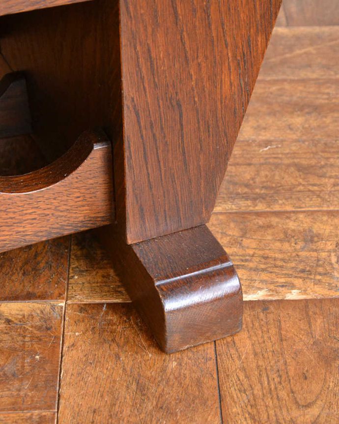 めずらしい家具　アンティーク家具　フランス輸入のお洒落なアンティーク家具、引き出し付きのワインラック（６本用）。持ち上げなくても移動ラクラクHandleのアンティーク家具の足の裏にはフェルトキーパーをお付けしています。(j-2204-f)