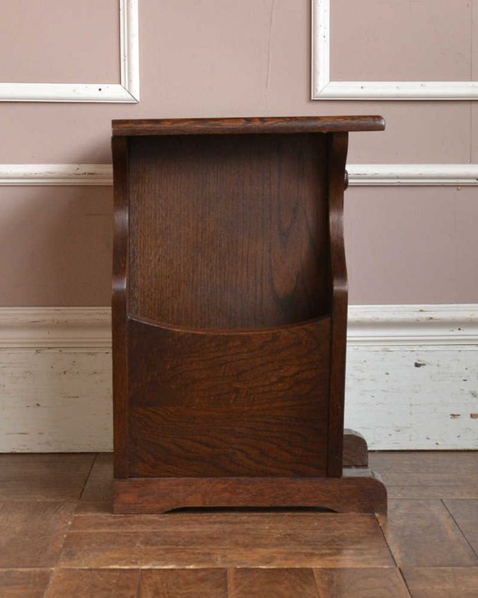 めずらしい家具　アンティーク家具　フランス輸入のお洒落なアンティーク家具、引き出し付きのワインラック（６本用）。横から見てもキレイですもちろん、横顔だってキレイ！どこから見ても絵になります。(j-2204-f)