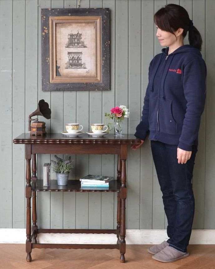 アンティークのテーブル　アンティーク家具　２ＷＡＹで楽しめるアンティーク家具、色んな使い方ができるゲームテーブル。壁からお部屋を彩ってくれるアンティーク家具天板も引き出しもどっちも主役のゲームテーブル。(j-2205-f)