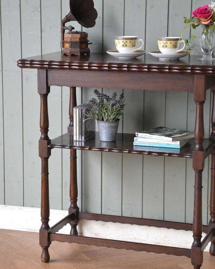 アンティークのテーブル　アンティーク家具　２ＷＡＹで楽しめるアンティーク家具、色んな使い方ができるゲームテーブル。アンティークらしい華やかなデザイン優雅なデザインのアンティーク家具は、壁の前に置くだけで、お部屋の中がグンッと格上げされます。(j-2205-f)