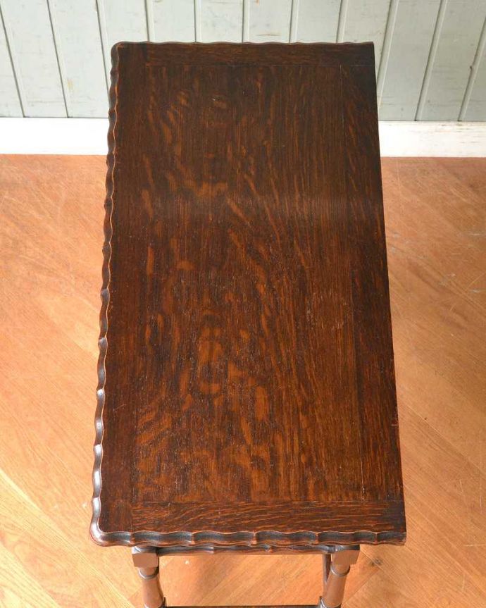 アンティークのテーブル　アンティーク家具　２ＷＡＹで楽しめるアンティーク家具、色んな使い方ができるゲームテーブル。上から見ると何を置いても素敵に魅せてくれる力があります。(j-2205-f)