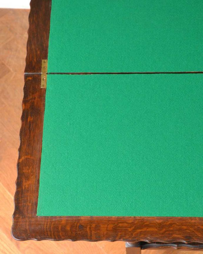 アンティークのテーブル　アンティーク家具　２ＷＡＹで楽しめるアンティーク家具、色んな使い方ができるゲームテーブル。天板の縁もキレイにカッティングされています。(j-2205-f)