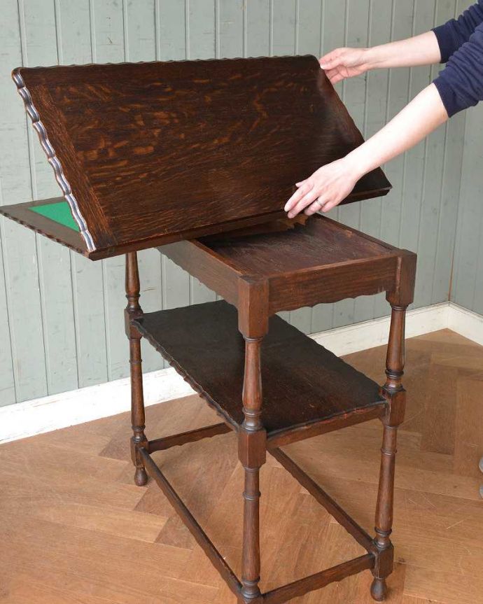 アンティークのテーブル　アンティーク家具　２ＷＡＹで楽しめるアンティーク家具、色んな使い方ができるゲームテーブル。女性１人で、簡単に天板を開くことができます。(j-2205-f)