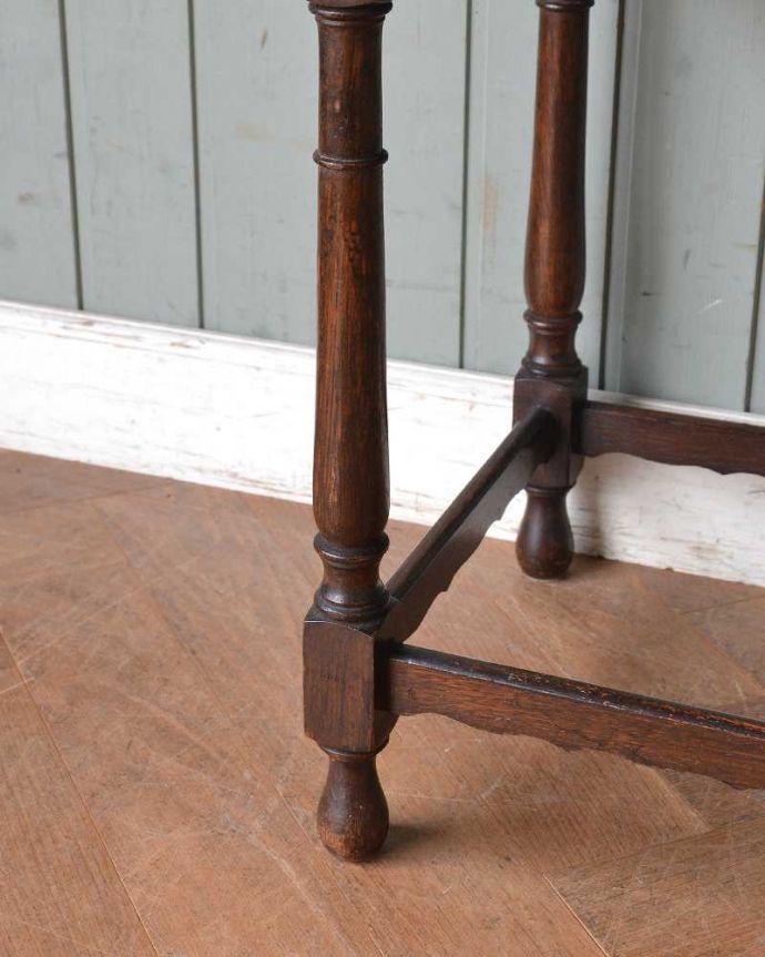 アンティークのテーブル　アンティーク家具　２ＷＡＹで楽しめるアンティーク家具、色んな使い方ができるゲームテーブル。持ち上げなくても移動できます！Handleのアンティークは、脚の裏にフェルトキーパーをお付けしていますので、床を滑らせてれば女性1人でも移動が簡単です。(j-2205-f)