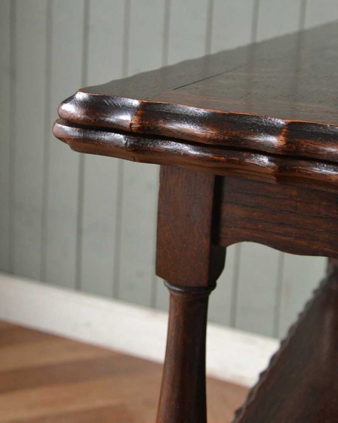 アンティークのテーブル　アンティーク家具　２ＷＡＹで楽しめるアンティーク家具、色んな使い方ができるゲームテーブル。いろんな場所にこだわり彫のデザインもいろいろです。(j-2205-f)