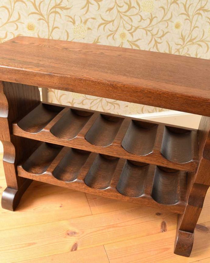 めずらしい家具　アンティーク家具　フランス輸入のオーク材、お洒落な木製のアンティークワインラック（10本用）。中はこんな感じアンティークは新品ではないので、もちろん経年変化によるキズはありますが、専門の職人が修復したのでキレイです。(j-2206-f)