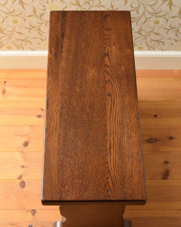 めずらしい家具　アンティーク家具　フランス輸入のオーク材、お洒落な木製のアンティークワインラック（10本用）。ココも使えてさらに便利上から見るとこんな感じです。(j-2206-f)