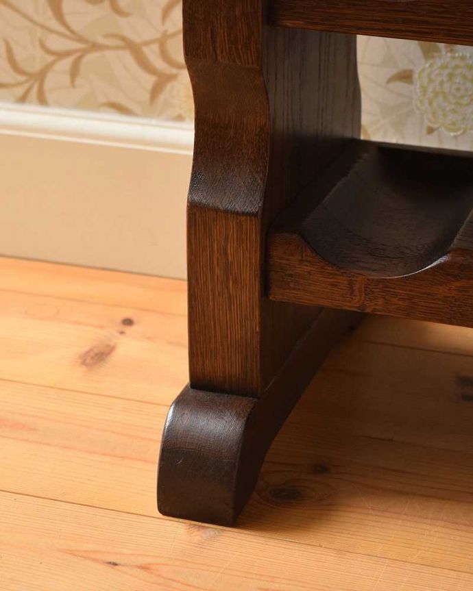 めずらしい家具　アンティーク家具　フランス輸入のオーク材、お洒落な木製のアンティークワインラック（10本用）。持ち上げなくても移動ラクラクHandleのアンティーク家具の足の裏にはフェルトキーパーをお付けしています。(j-2206-f)