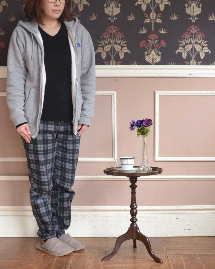 アンティークのテーブル　アンティーク家具　３本の脚がエレガント、グリーンの革張りのワインテーブル（オケージョナルテーブル）。移動もラクラク！どこでも使える小さなテーブル持ち運び便利なワインテーブル。(j-2207-f)