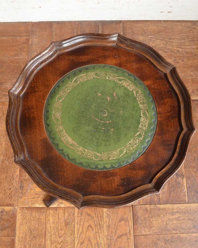 アンティークのテーブル　アンティーク家具　３本の脚がエレガント、グリーンの革張りのワインテーブル（オケージョナルテーブル）。天板を上から見ると･･･天板はこんな感じで、ちょっとしたものを乗せて使うのに便利なサイズです。(j-2207-f)