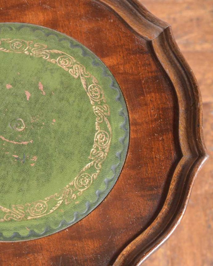アンティークのテーブル　アンティーク家具　３本の脚がエレガント、グリーンの革張りのワインテーブル（オケージョナルテーブル）。近づいて見てみると･･･天板の周りもアンティークらしく美しいデザイン。(j-2207-f)