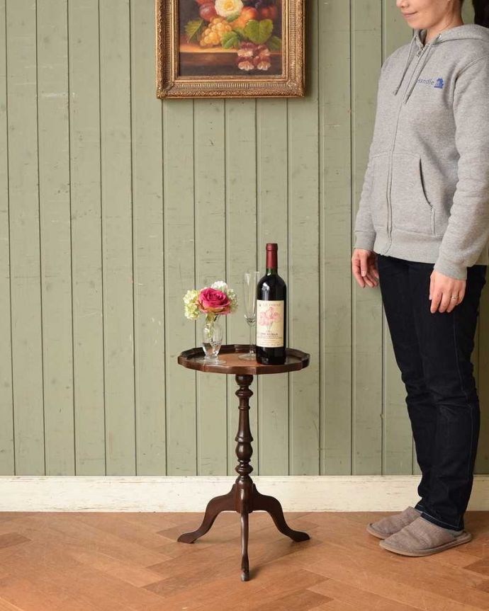 アンティークのテーブル　アンティーク家具　イギリス輸入のアンティーク家具、革張りのワインテーブル（オケージョナルテーブル）。移動もラクラク！どこでも使える小さなテーブル持ち運び便利なワインテーブル。(j-2208-f)