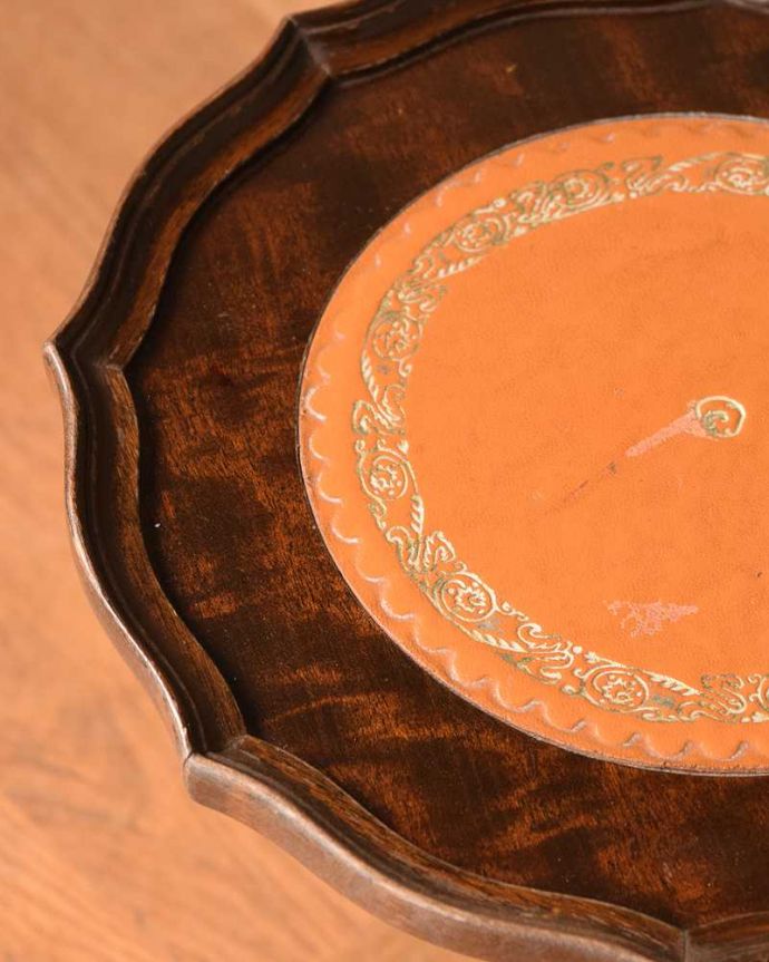 アンティークのテーブル　アンティーク家具　イギリス輸入のアンティーク家具、革張りのワインテーブル（オケージョナルテーブル）。近づいて見てみると･･･天板の周りもアンティークらしく美しいデザイン。(j-2208-f)