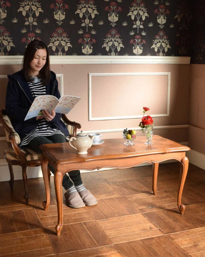 アンティークのテーブル　アンティーク家具　フランスから届いた優雅なアンティーク家具、パーケットが美しいコーヒーテーブル。フランスらしい優雅な時間もお届けします。(j-2210-f)