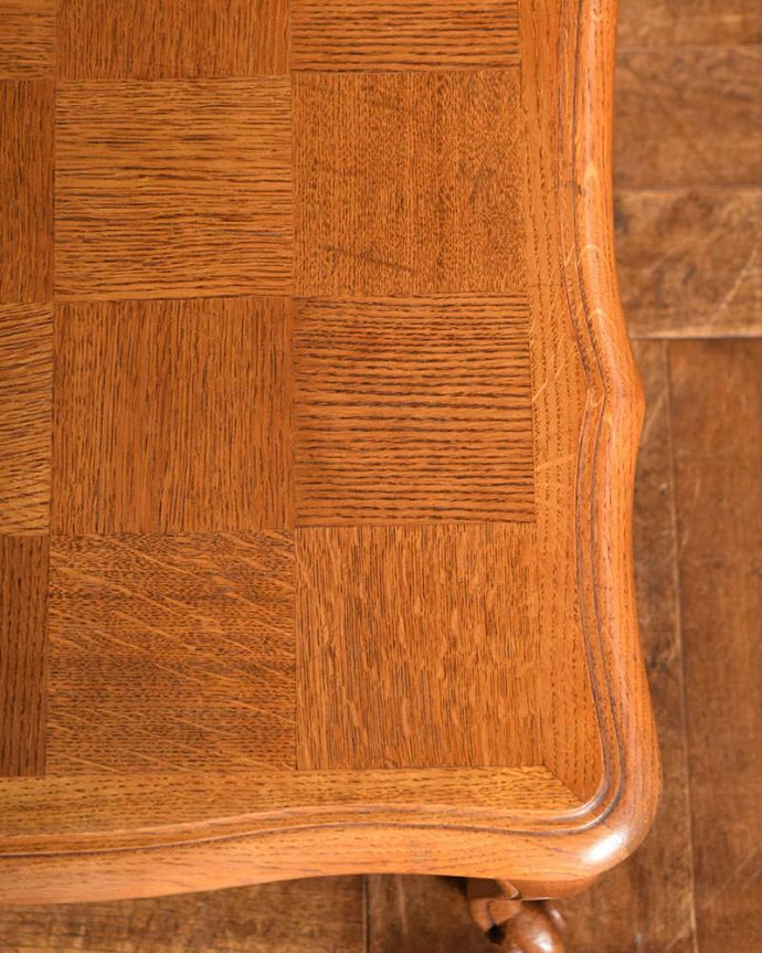 アンティークのテーブル　アンティーク家具　フランスから届いた優雅なアンティーク家具、パーケットが美しいコーヒーテーブル。近づいて見てみると…アンティークはもちろん新品ではないので小さなキズや汚れはありますが、キレイにお直ししたので満足して頂ける自信があります！。(j-2210-f)