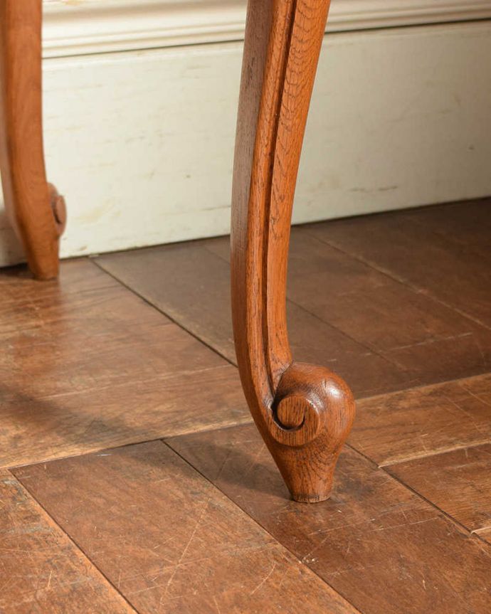 アンティークのテーブル　アンティーク家具　フランスから届いた優雅なアンティーク家具、パーケットが美しいコーヒーテーブル。持ち上げなくても移動できます！Handleのアンティークは、脚の裏にフェルトキーパーをお付けしていますので、床を滑らせてれば移動が簡単です。(j-2210-f)