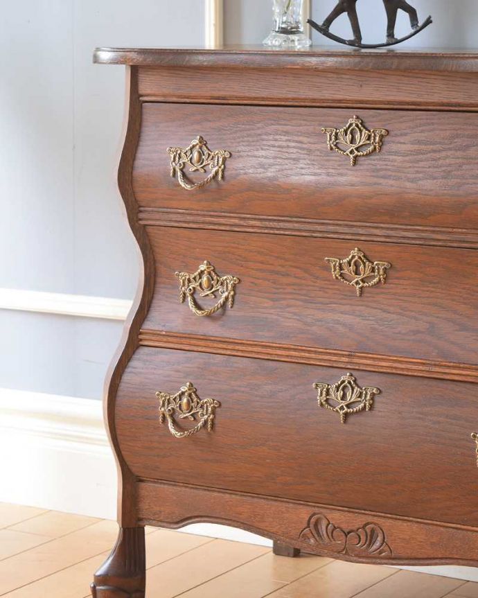 アンティークのチェスト　アンティーク家具　南フランススタイルのアンティーク家具、オーク材の３段チェスト（コモード）。「見せる収納」だから、置く場所を選びません！チェストと言ってもデザインがステキだから、収納だけじゃなくて見ても楽しめる具なんです。(j-2211-f)