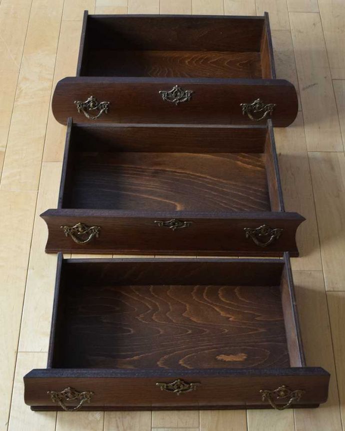 アンティークのチェスト　アンティーク家具　南フランススタイルのアンティーク家具、オーク材の３段チェスト（コモード）。キレイに修復したので、何を入れてもOKです。(j-2211-f)