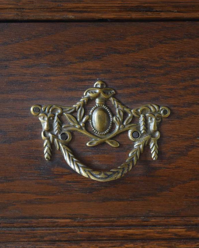 アンティークのチェスト　アンティーク家具　南フランススタイルのアンティーク家具、オーク材の３段チェスト（コモード）。開ける度にワクワクする取っ手フランスらしい優雅なデザインは取っ手にも。(j-2211-f)