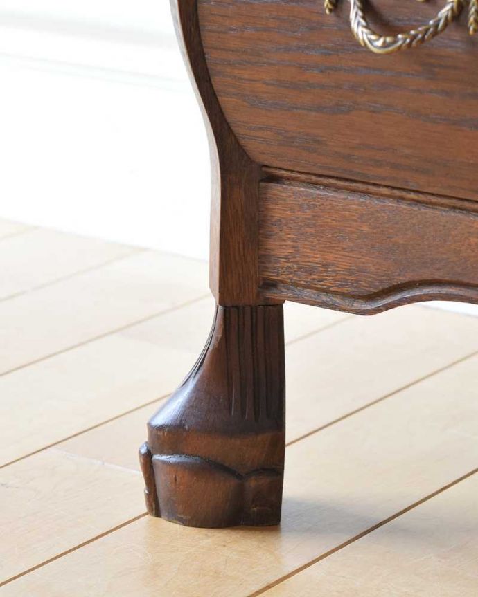 アンティークのチェスト　アンティーク家具　南フランススタイルのアンティーク家具、オーク材の３段チェスト（コモード）。女性1人でラクラク運べちゃう仕掛けHandleのアンティークは、脚の裏にフェルトキーパーをお付けしています。(j-2211-f)